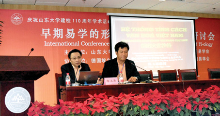 GS.TSKH Trần Ngọc Thêm (bên trái) và ThS. Nguyễn Ngọc Thơ trình bày tại hội thảo.