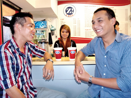 Chủ của mô hình Z! Café Hà Vũ Bảo Giang (trái) và Ngô Công Tuấn.
