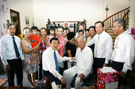 Chủ tịch nước Trương Tấn Sang thăm đồng chí Phan Văn Trang, nguyên Bí thư Tỉnh ủy Đồng Nai