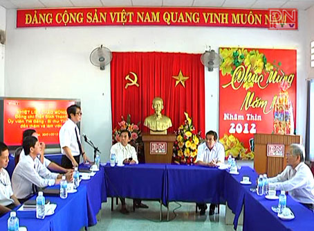 Giám đốc Đài PT-TH Đồng Nai Mai Sông Bé báo cáo tình hình hoạt động của đài với đồng chí Bí thư Tỉnh ủy Trần Đình Thành.