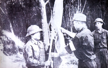 Thiếu tướng Hoàng Cầm, Tư lệnh Quân đoàn 4 trao Quân kỳ quyết thắng cho Tư lệnh Sư đoàn 7 Lê Nam Phong.      Ảnh: TL