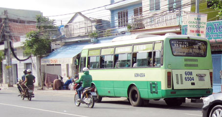 Một xe buýt đang dừng đón khách trên đường Cách Mạng tháng 8, TP. Biên Hòa.