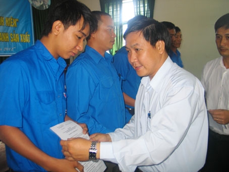 Secretary of Provincial Youth Union Bui Xuan Thong presents loans to young people in Tan Phu district  