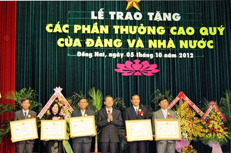 Chủ tịch UBND tỉnh Đinh Quốc Thái thừa ủy quyền Chủ tịch nước trao Huân chương Lao động hạng Ba cho các cá nhân.