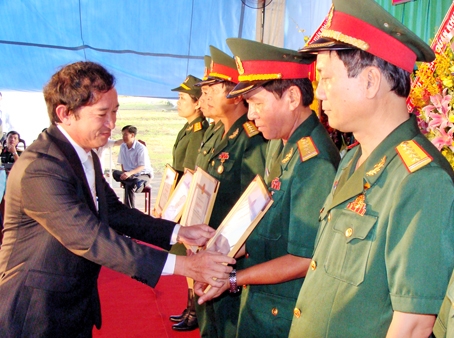 Vice Chairman Nguyen Thanh Tri  awards certificates of merit to 7 individuals 