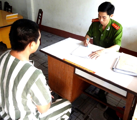 Tài xế Nguyễn Đức Linh làm việc với cán bộ điều tra Công an huyện Xuân Lộc.