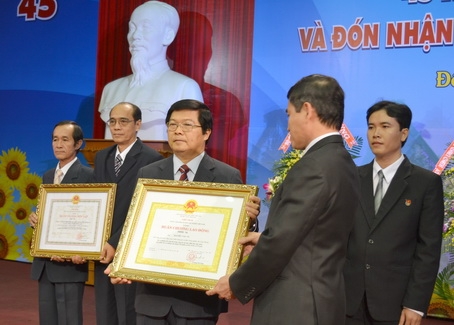 Deputy Minister Le Duong Quang (R) presents second and third Labor Medals to the company and CEO Nguyen Van Vu 