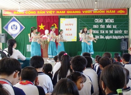 Các em Trường nuôi dạy trẻ khuyết tật đón đoàn lãnh đạo tỉnh đến chúc tết