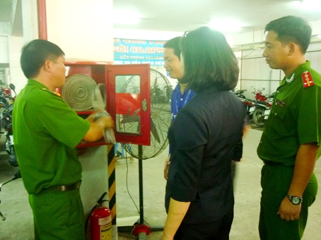 Kiểm tra công tác an toàn phòng cháy, chữa cháy tại một trung tâm thương mại.