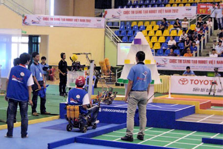 Một đội tuyển robot của Trường đại học Lạc Hồng đang thi đấu (Ảnh minh họa) 