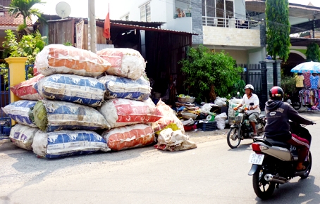 Hầu hết các cơ sở thu mua phế liệu đều lấn chiếm lề đường để kinh doanh gây mất mỹ quan đô thị. Trong ảnh: Một cơ sở phế liệu tại phường Tam Hiệp, TP.Biên Hòa. Ảnh: T. DANH