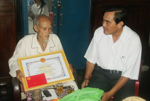Tan Phu's leader visits and presents gift to an elderly people in the district
