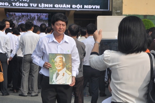 A local people takes commemorative photo at the ceremony.