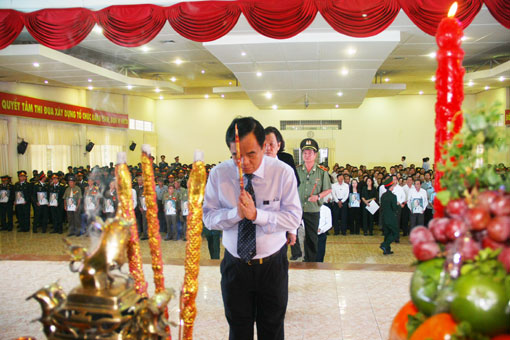 Party Secretary Tho burning incense to the late General Giap