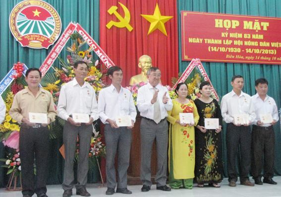 Chairman of Dong Nai Farmers Association Tran Nhu Do presents campaign medals to excellent individuals