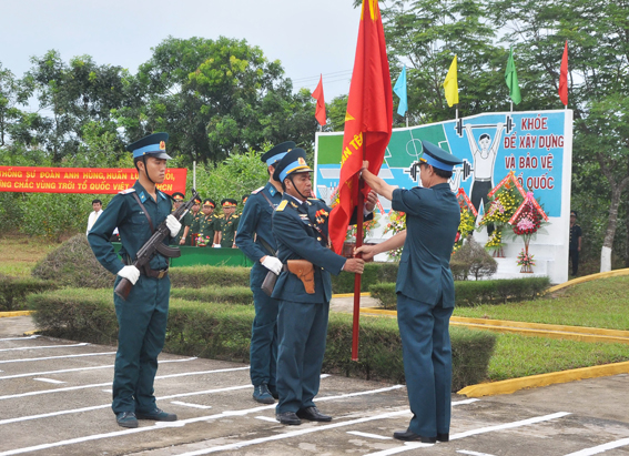 Deputy Commander Nguyen Van Tho handed the army’s flag to Regiment 93