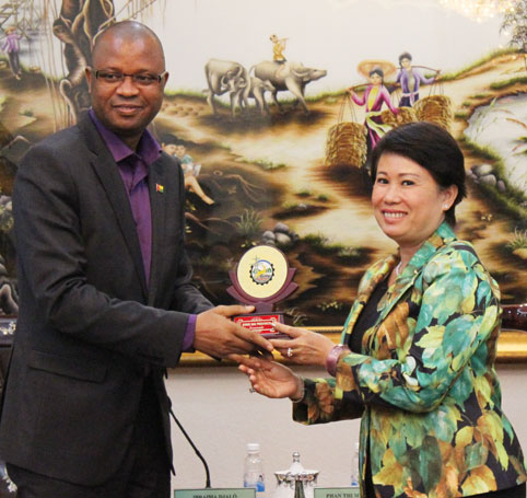 Chairman Dinh Quoc Thai (L) presenting a momento to representative of JBAH