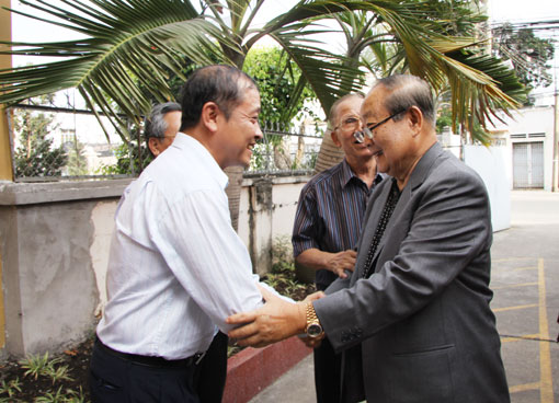 Dong Nai Newspaper’s Editor-in-chief Tran Huy Thanh (L) receives the delegation.