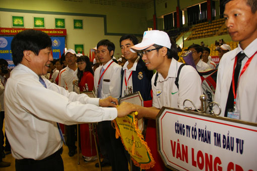 Thứ trưởng thường trực Bộ Xây dựng Cao Lại Quang tặng cờ lưu niệm cho các đơn vị tham dự 