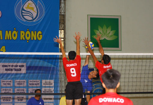 Đội chủ nhà Công ty TNHH MTV Cấp Nước Đồng Nai (áo đỏ) thắng đội Cần Thơ trong trận khai mạc môn bóng chuyền