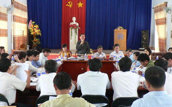Quang cảnh buổi làm việc giữa đoàn kiểm tra của tỉnh với Ban chỉ đạo phong trào TDĐKXDĐSVH huyện Thống Nhất.