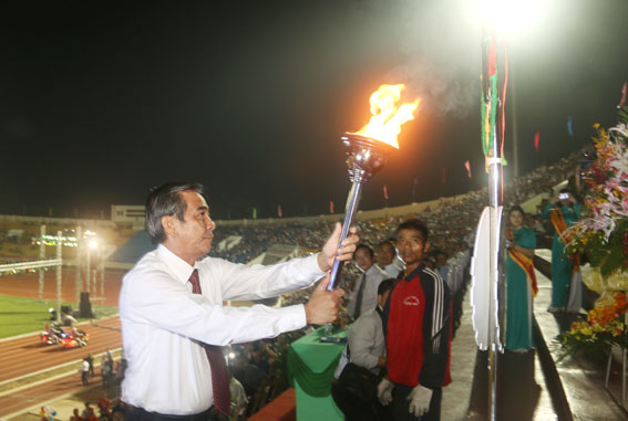 Standing Vice Secretary of the provincial Party’s Committee Tran Van Tu lights up torch estrade at the festival.