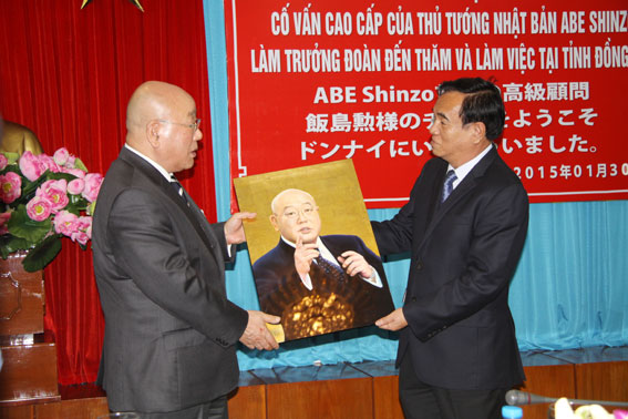 Secretary Tran Dinh Thanh hands lacquer portrait of Mr Iijima Isao to the special advisor