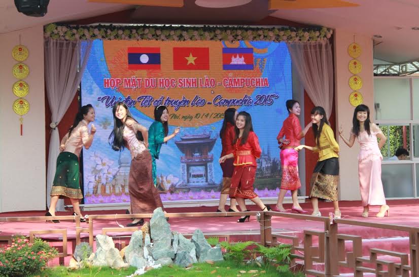 Overseas students perform their traditional songs and dances.