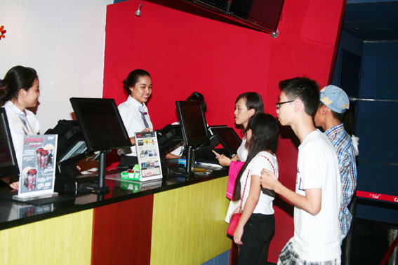 Khách đến xem phim tại Cụm rạp CGV Biên Hòa.