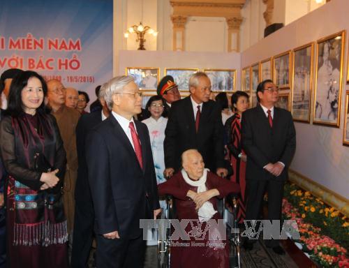 Tổng Bí thư Nguyễn Phú Trọng và các đại biểu xem một số hình ảnh tại Triển lãm. Ảnh: TTXVN