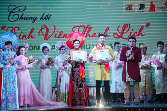 Ban tổ chức trao giải nam – nữ mặc trang phục áo dài đẹp cho 2 thí sinh Hoàng Anh Thư và Phan Trung Hậu.