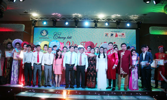 Ban tổ chức, ban giám khảo chụp hình lưu niệm cùng các thí sinh tham gia cuộc thi.