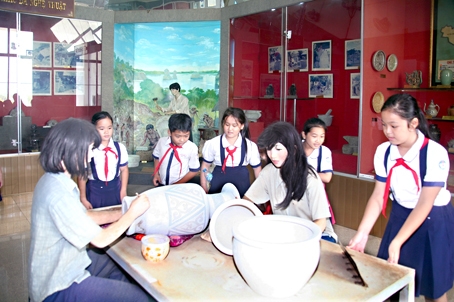 Học sinh Trường tiểu học Tân Phong A (phường Tân Phong, TP.Biên Hòa) tham quan Bảo tàng Đồng Nai trong dịp lễ 30-4 và 1-5 vừa qua.