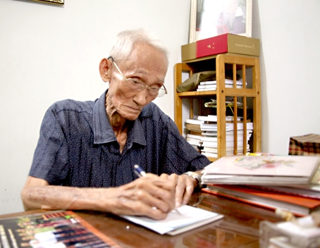 Anh hùng lực lượng vũ trang nhân dân Đại tá - Lê Bá Ước ghi lại bài thơ Kỷ niệm cuộc đời do ông sáng tác tại nhà riêng.