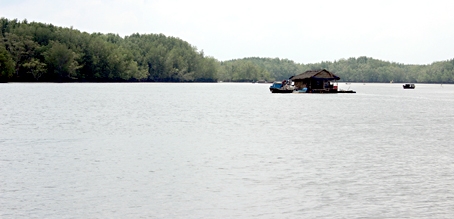 Sông Đồng Nai cung cấp nguồn nước cho hơn 10 tỉnh, thành.