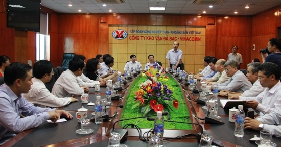 Đồng chí Lê Minh Chuẩn - Bí thư Đảng ủy, Chủ tịch HĐTV Tập đoàn Than - Khoáng sản Việt Nam báo cáo tình hình khắc phục hậu quả do mưa lũ gây ra tại Quảng Ninh