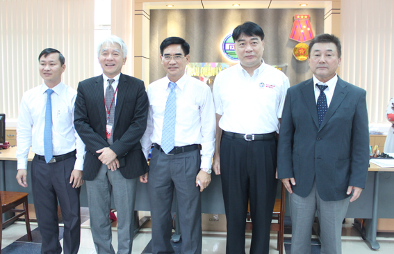 Phó Chủ tịch UBND tỉnh Trần Văn Vĩnh và lãnh đạo Ban Quản lý các khu công nghiệp chụp hình lưu niệm với một số nhà đầu tư nước ngoài tại Đồng Nai.