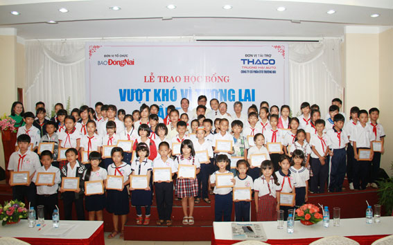 Đại biểu, lãnh đạo Báo Đồng Nai cùng các em học sinh nhận học bổng chụp hình lưu niệm tại buổi trao học bổng