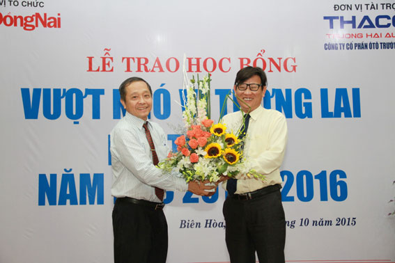 ... và lẵng hoa cho đại diện nhà tài trợ - ông Nguyễn Một, Giám đốc truyền thông Công ty cổ phần ô tô Trường Hải 