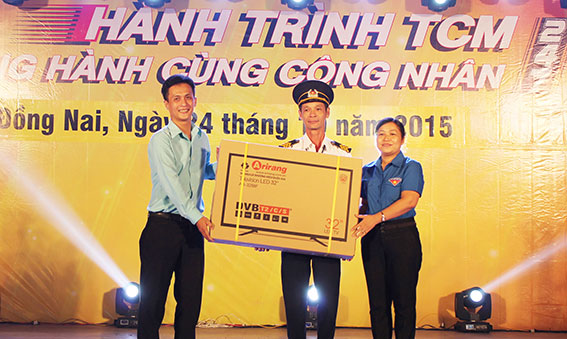 Một bảo vệ của Công ty TNHH Pouchen Việt Nam may mắn được nhận giải đặc biệt là một chiếc tivi trong phần rút thăm may mắn.
