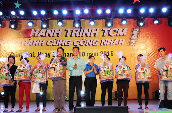 công nhân có hoàn cảnh khó khăn đang làm việc tại Công ty TNHH Pouchen Việt Nam được nhận quà