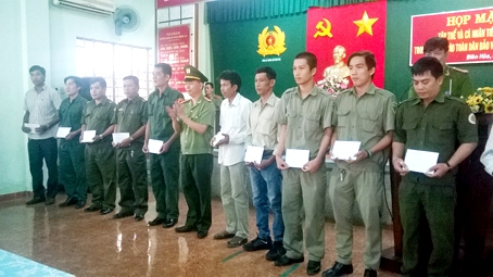 Đại tá Trần Tiến Đạt, Trưởng Công an TP.Biên Hòa, tặng quà cho các cá nhân có thành tích xuất sắc trong tấn công trấn áp tội phạm.