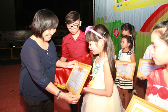 Giám đốc Nhà thiếu nhi tỉnh Nguyễn Thị Ngọc Dung trao giải nhất cho thí sinh Vi Hồng Ân.