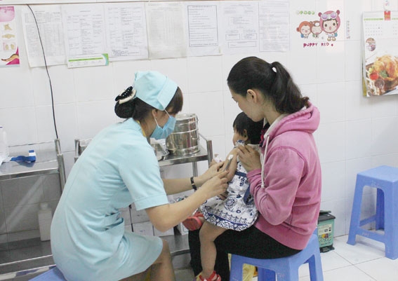 Trẻ được tiêm ngừa vaccine dịch vụ ở Bệnh viện nhi đồng Đồng Nai.