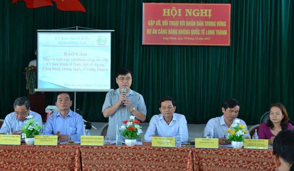 Ông Nguyễn Văn Phúc ghi nhận những kiến nghị của người dân bị thu hồi đất ở dự án xây dựng Cảng hàng không quốc tế Long Thành tại buổi gặp gỡ người dân trong chuyến khao sát khu tái định của dự án này