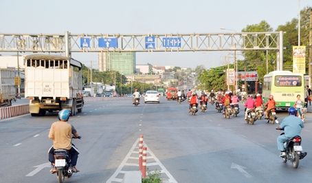  Cầu vượt ngã tư Amata hướng đi huyện Trảng Bom, nhiều biển báo phân làn giao thông trên giá long môn quá nhỏ khiến lái xe phải luôn căng mắt ra nhìn để đi cho đúng phần đường.