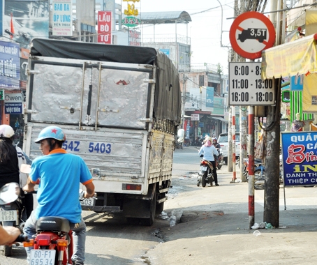  Từ nút giao thông Tam Hiệp dẫn vào trung tâm TP.Biên Hòa, đầu đường Phạm Văn Thuận cắm biển cấm xe tải trên 3,5 tấn, nhưng đi được một đoạn khoảng 300m lại xuất hiện bảng cấm xe tải trên 3,5 tấn chia theo từng khung giờ khiến tài xế trở tay không kịp.