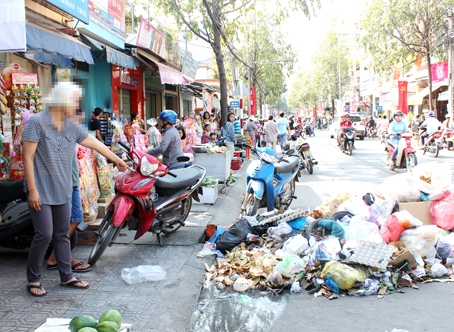 Đống rác lớn chiếm gần hết nửa phần đường Phan Đình Phùng (TP.Biên Hòa) trong dịp tết vừa qua. Ảnh: T.Danh