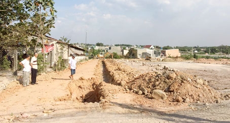  Con mương và khu đất nông nghiệp tại KP.4, phường Trảng Dài bị doanh nghiệp của ông Nguyễn Văn Động san lấp trái phép. Ảnh: K.Liễu