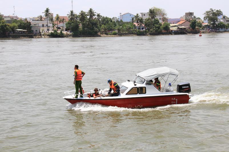 ...và tiếp tục kiểm tra, tìm kiếm trên sông